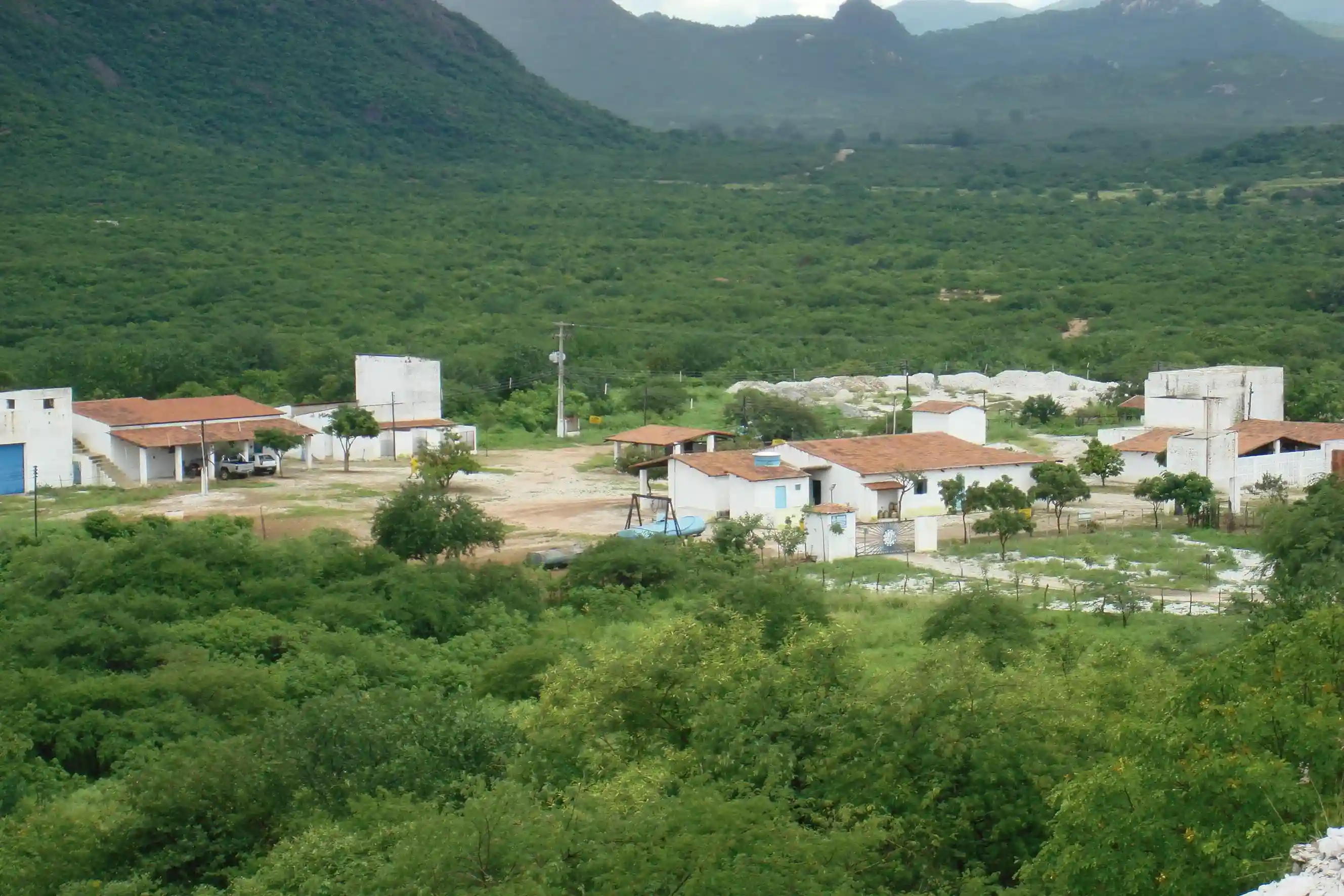 Vista panorâmica das primeiras instalações da Brazil Paraiba Mine.
