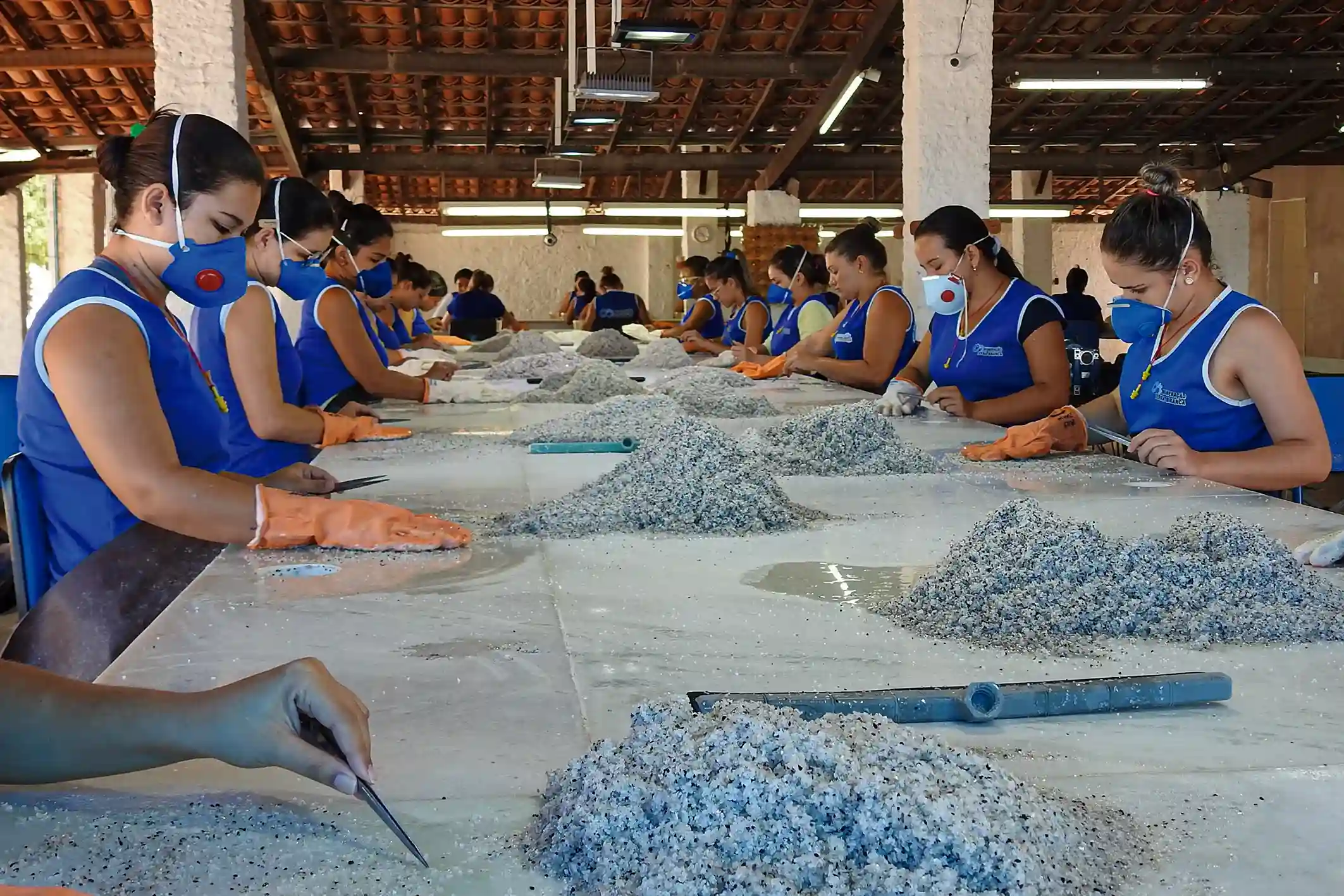 Profissionais realizando o processo de triagem para separação do material milimetrado da Turmalina Paraiba.
