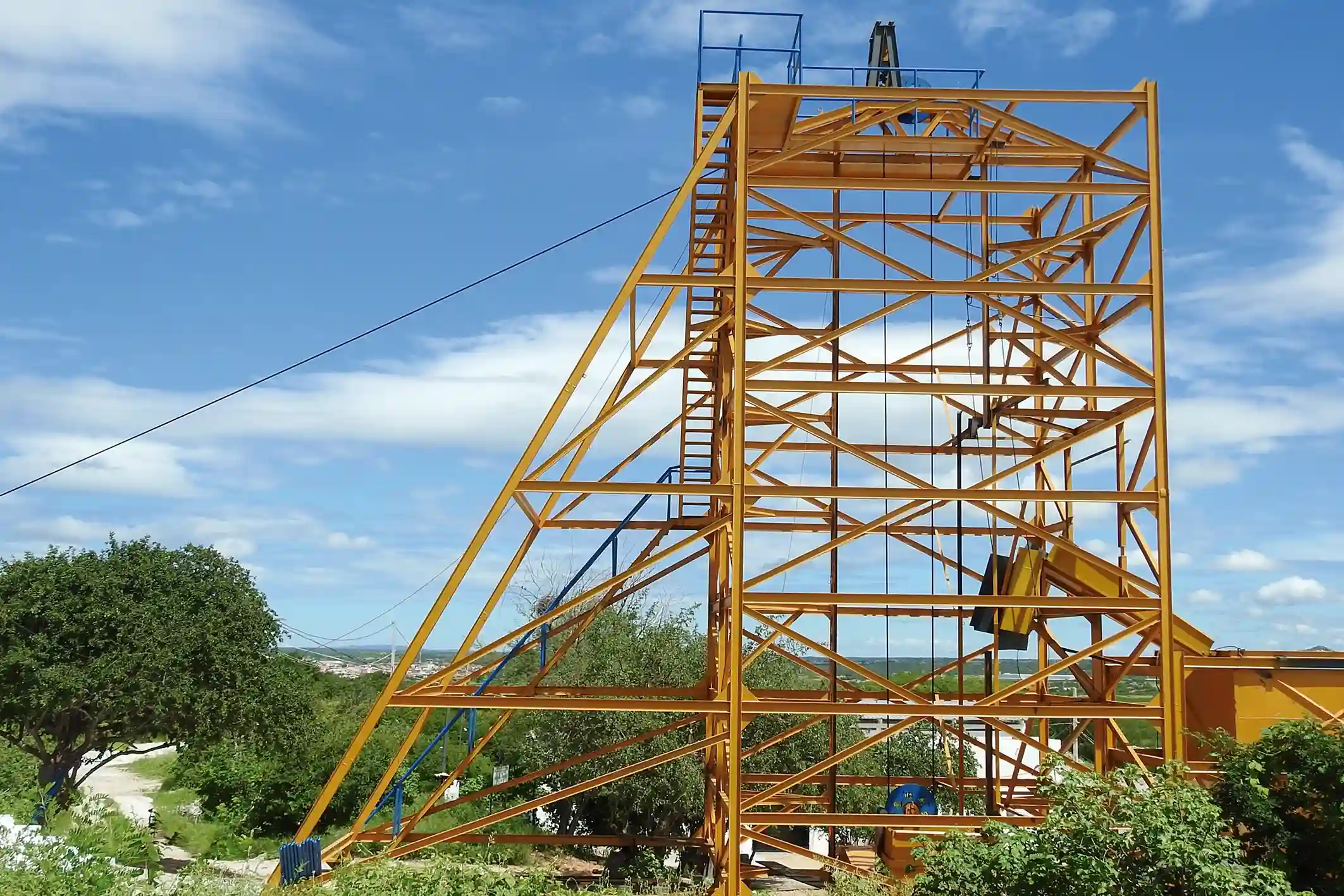 Primeiro elevador para subsolo, localizado no setor ESTRADA. Instalado com o objetivo de aperfeiçoar a segurança e aprimorar o escoamento de material.