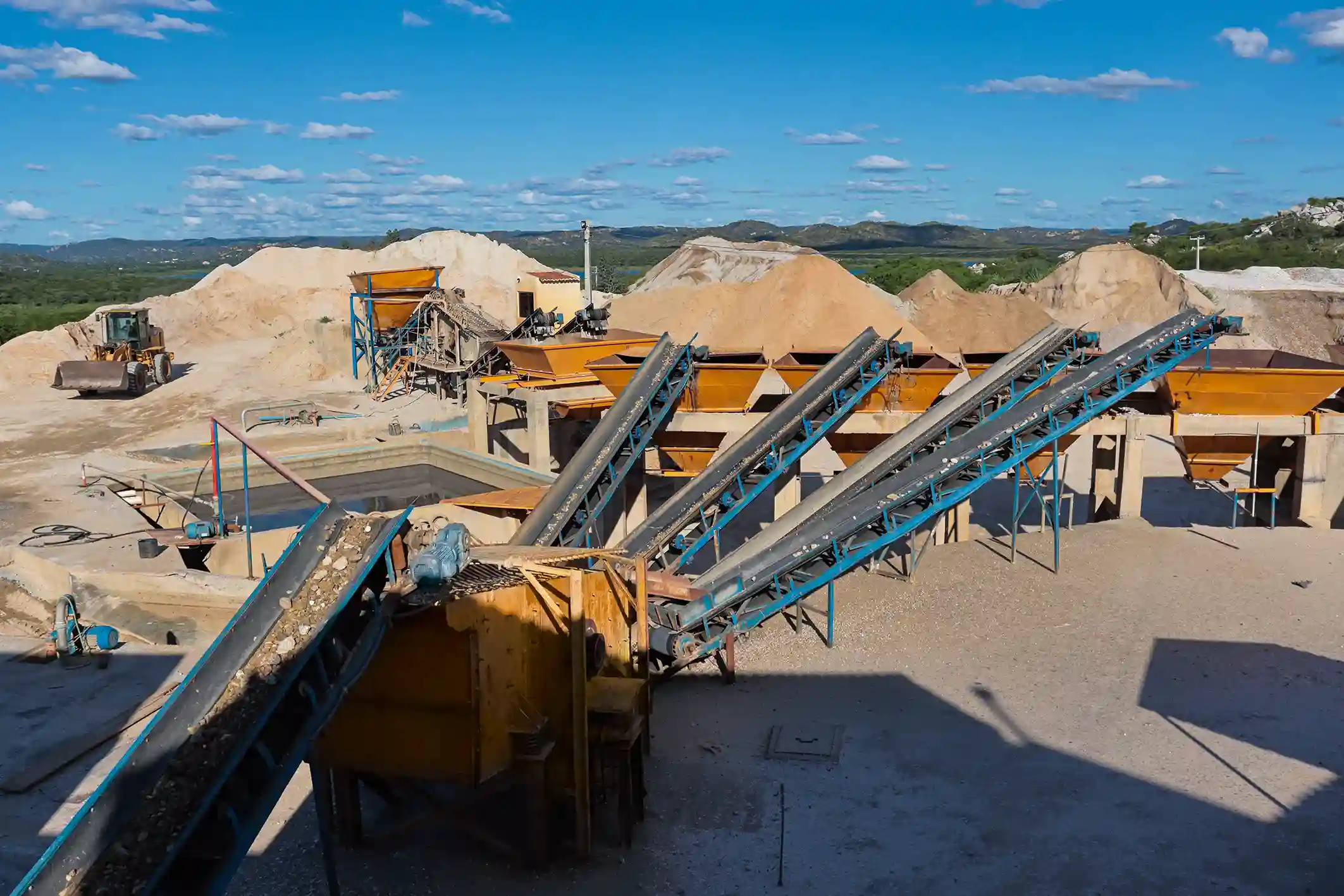 Planta de Beneficiamento. Maquinário de processamento automatizado para limpeza e separação do material retirado do subsolo.