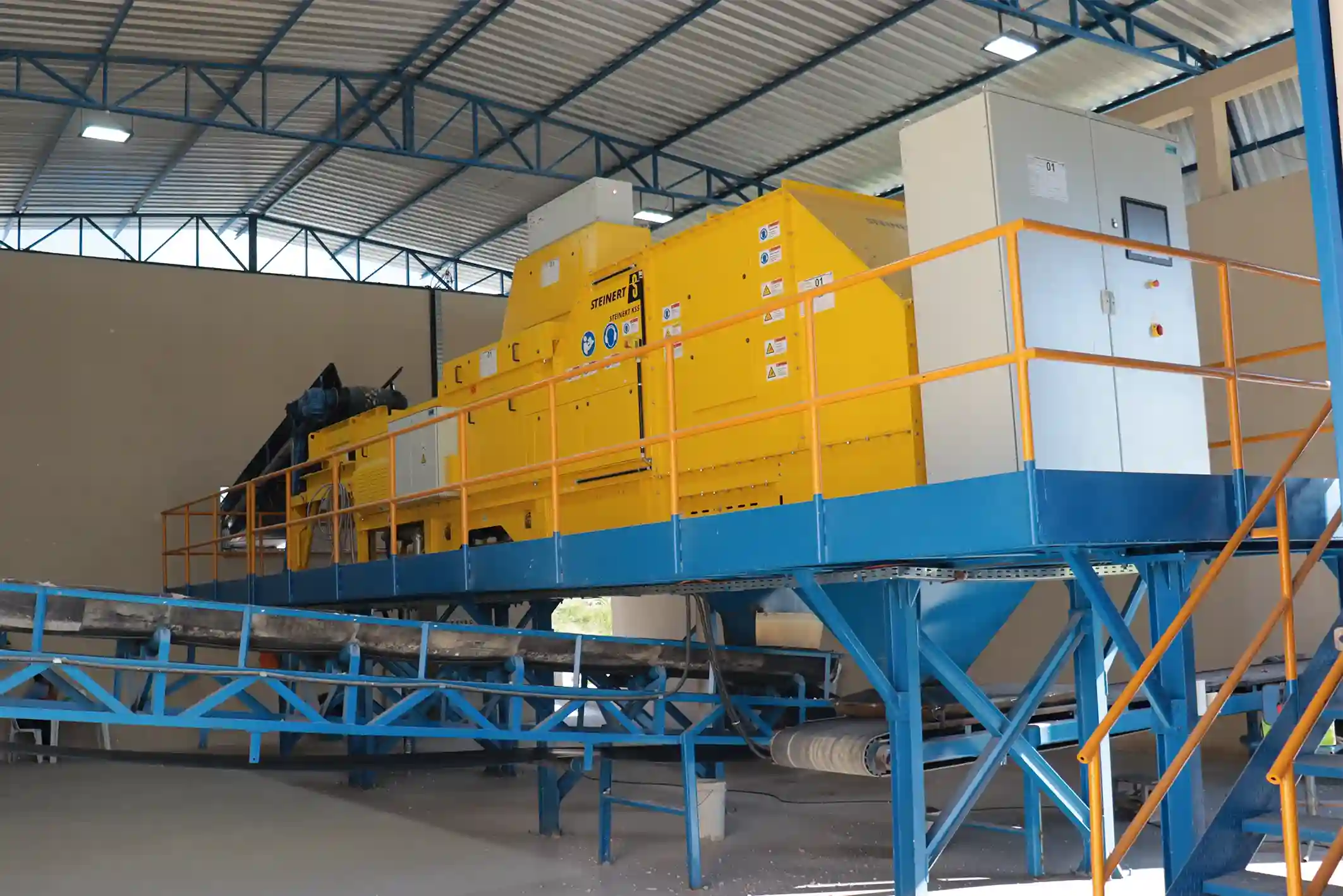 Máquina Seletora KSS STEINERT. Sistema de tecnologia alemã introduzido para separar a Turmalina Paraiba bruta maior através de sensores ópticos, indutivos e transmissão de raios X.