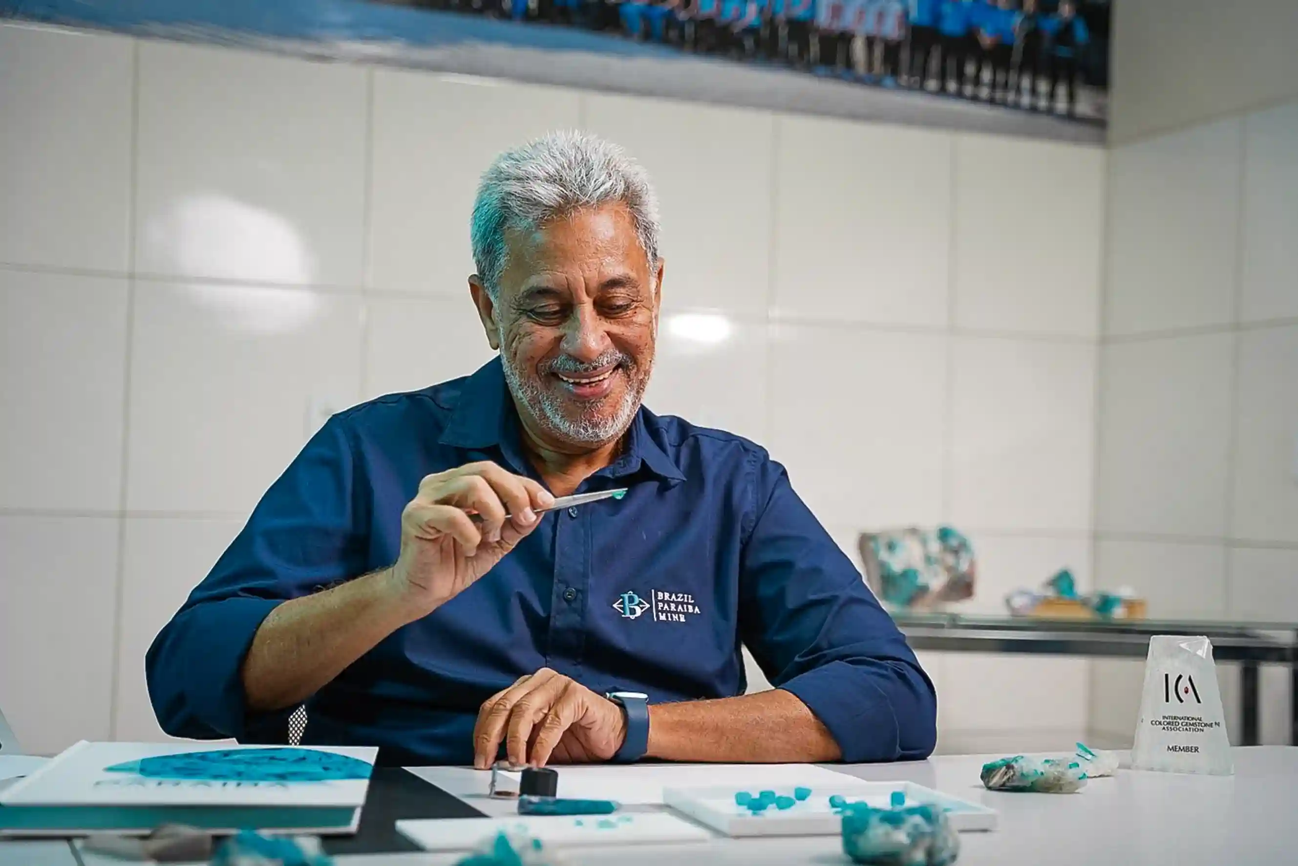 Diretor da Brazil Paraiba Mine, Sr. Sebastião Ferreira, apreciando uma exuberante Turmalina Paraiba, após passar pelo excelente trabalho de lapidação de sua equipe.